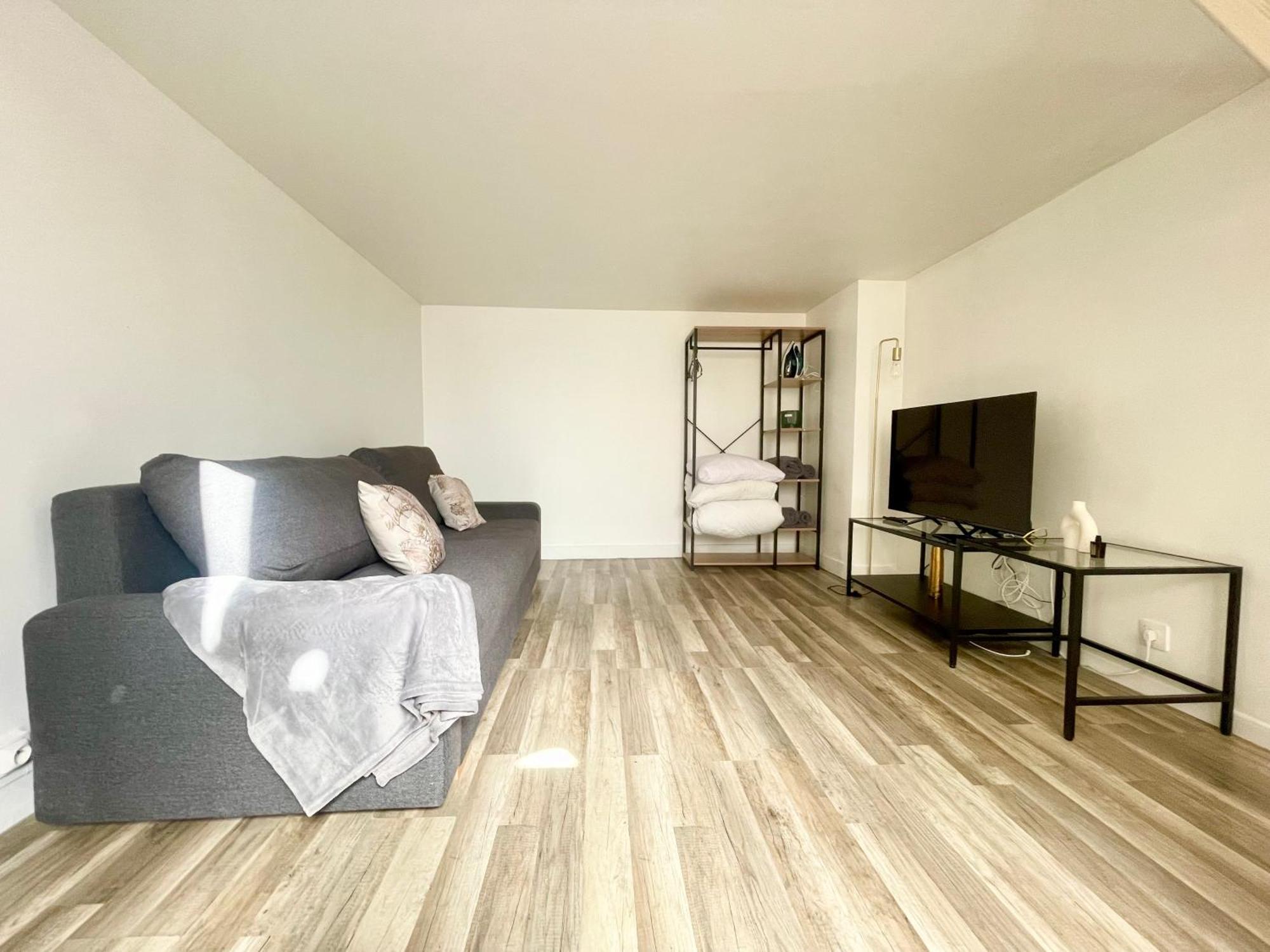 Homely & Charming Parisian Duplex - Near Marais Appartamento Parigi