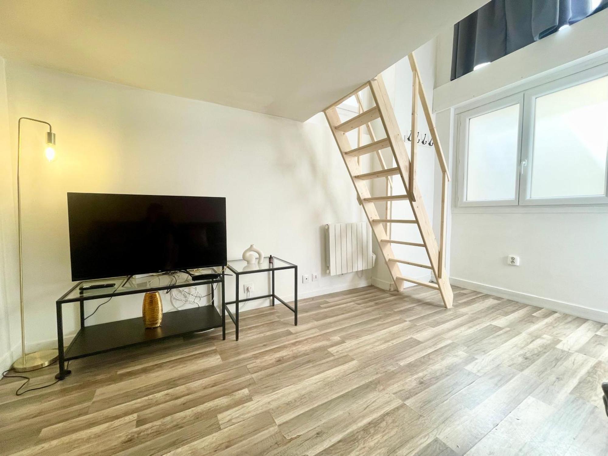 Homely & Charming Parisian Duplex - Near Marais Appartamento